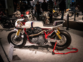 Calella Custom, de España, ingresó a "Breaking Limits", una Harley Sportster 2003 con un kit S&S 1460cc. El chasis en la parte superior es, probablemente, mejor descrita como estilo café racer.