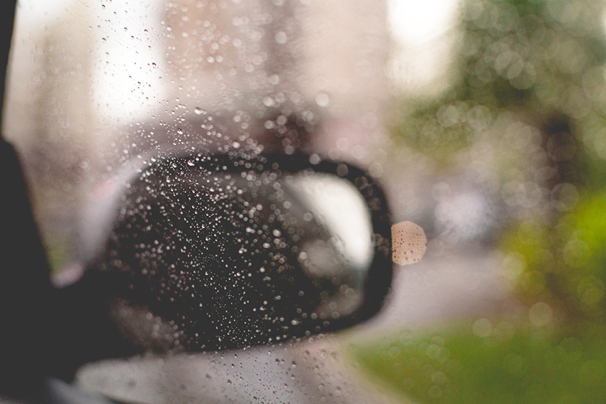 gotas de chuva na janela do carro