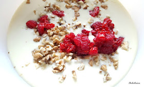 Turrón de chocolate blanco con nueces y frambuesas