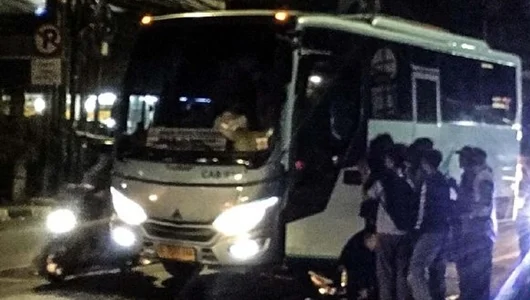 Massa Berseragam Putih Abu-abu Bajak Bus Bandara