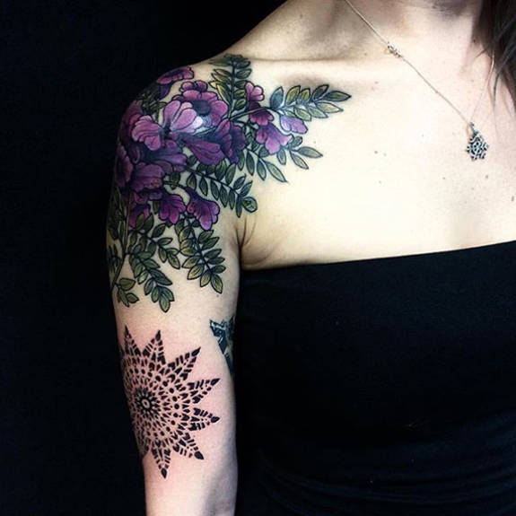 Flores coloridas tatuagens para a menina na mão