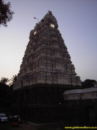 golden temple vellore timings. classic view of the temple.