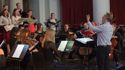 Nigel Short in rehearsal with Tenebrae