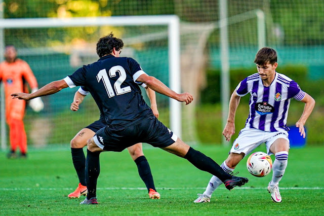 Toni VIlla intenta burlar a Mikel San José. REAL VALLADOLID C. F. 2 S. D. AMOREBIETA 2 (5-3 en los penaltis). 06/08/2021. I Trofeo Villa de Zaratán. Zaratán, Valladolid, España, campo El Plantío. GOLES: 0-1: 28’, Etxaburu. 1-1: 60’, Kiko Olivas. 1-2: 66’, Ozkoidi. 2-2: 86’, Nacho, de penalti.