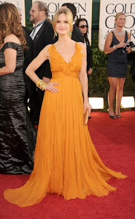 Kyra Sedgwick Lovely In A Brilliant Mustard Gown And All Gold Accessories