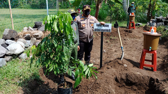 Menyukai Produk Lokal Serta Dukung Pengusaha Kecil, Kapolres Magelang Membeli Hasil Olahan Warga Podosoko Candimulyo dan Turut Menanam Pohon