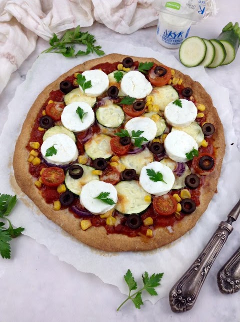 Pizza de curgete e queijo fresco com base proteica, rápida e crocante feita com queijo quark (vegetariano; saudável; sem ovo; fit)