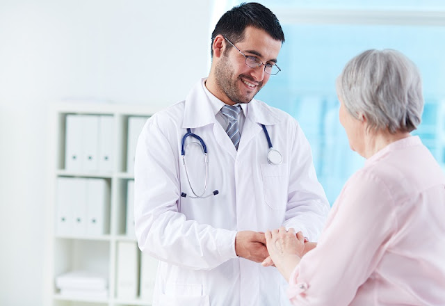 adultos mayores visitando al medico