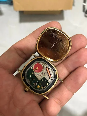 Bộ máy của đồng hồ Bạc đúc mạ vàng seiko 7820
