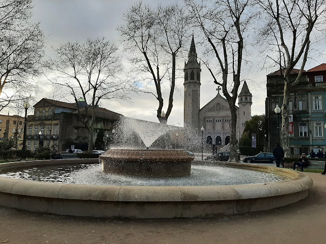 Praça e igreja ao fundo