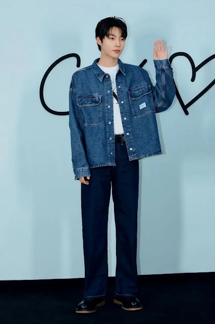 Hwang In Youp wear highwaist jeans topped with a printed t-shirt wrapped in an oversize denim jacket