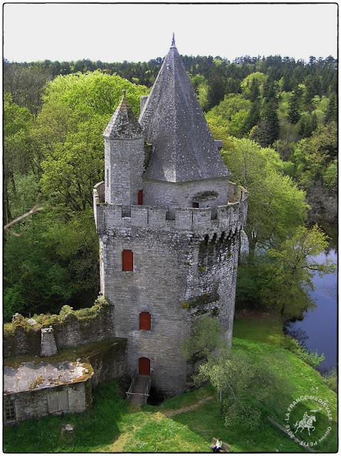 ELVEN (56) - Château-fort de Largoët : Tour ronde (XVe siècle)