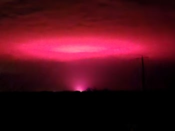 Una extraña luz rosa en el cielo sorprende a vecinos Australianos. 