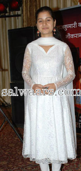 Manjari Fadnis Poses In White Churidar | Zeenat Style