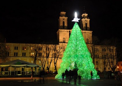 christmas-tree-made-of-bottles-03