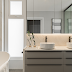 Banheiro cinza e branco moderno com banheira e mármore!