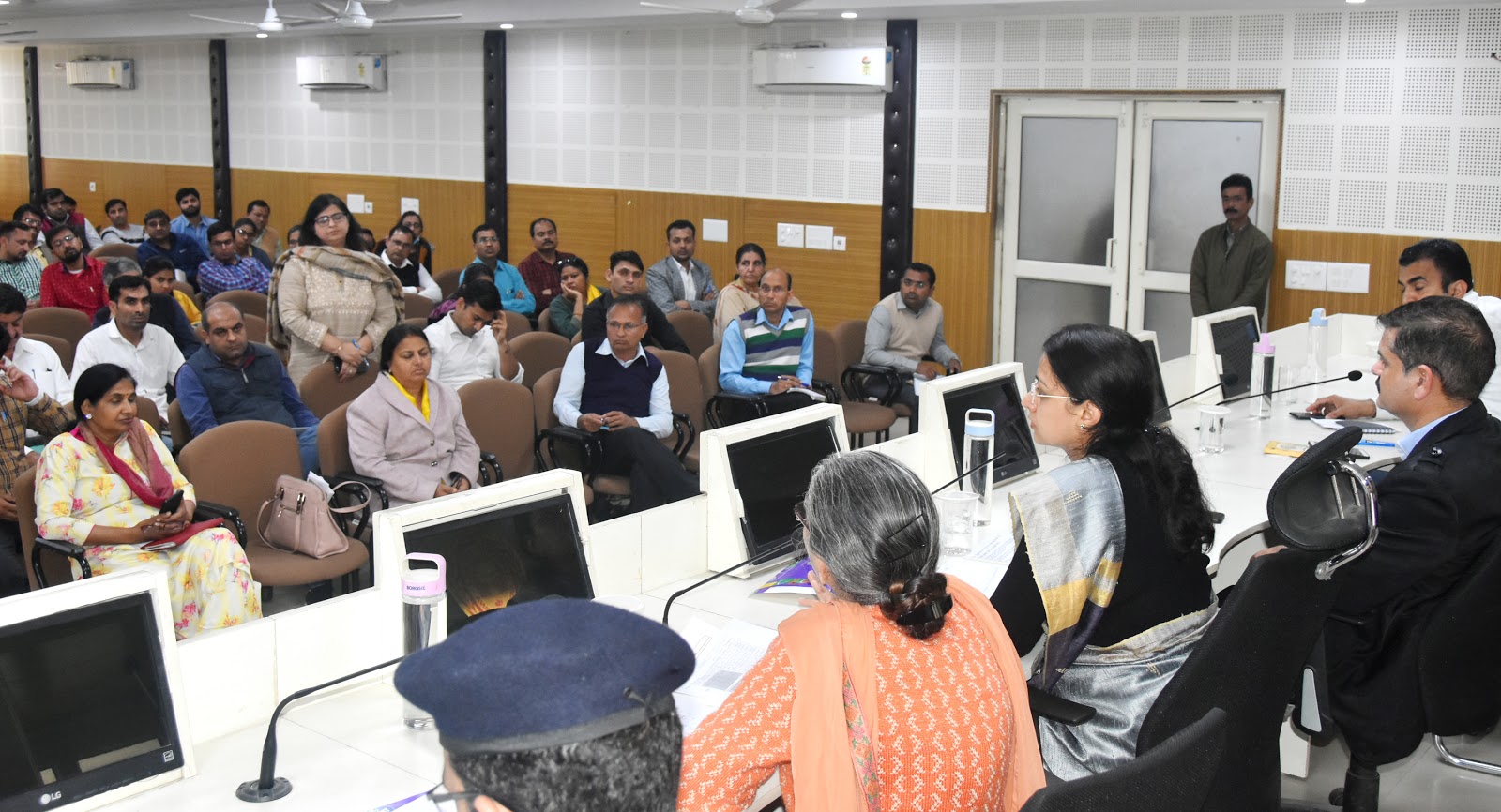 जिला टास्क फोर्स की बैठक में कोरोना वायरस के संबंध में अधिकारियों को निर्देश देतीं उपायुक्त डॉ. प्रियंका सोनी।
