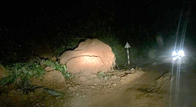 Tối 14/9, đất đá rơi từ trên núi xuống quốc lộ 48.