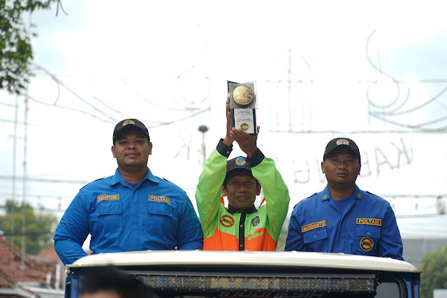 Piala Adipura tahun 2023 saat diarak di Nganjuk, Sabtu 9 Maret 2024