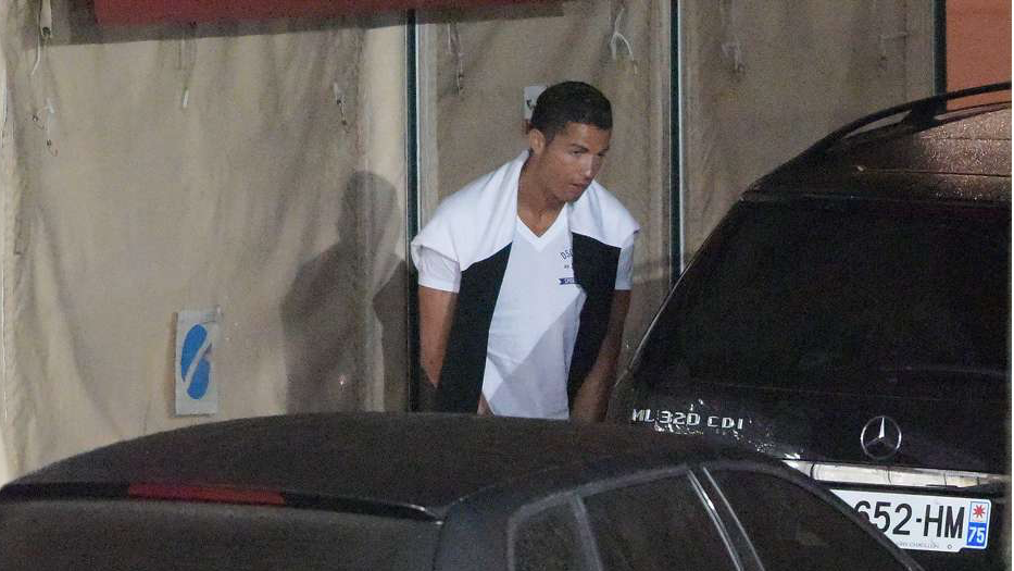 Foto-foto Cristiano Ronaldo Cuek Pipis di Pinggir Jalan - Orasi Maya