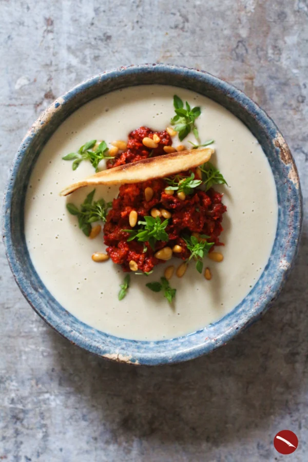 Dieses Rezept ist echtes Comfort Food: Cremige weiße Bohnensuppe mit einem spicy Topping aus Merguez, Ajvar, Pinienkernen und Basilikum #suppen #eintopf #cremig #türkisch #orientalische #rezepte #kochen #einfach #thermomix #hülsenfrüchte #arthurstochterkocht #merguez #ajvar #foodblog