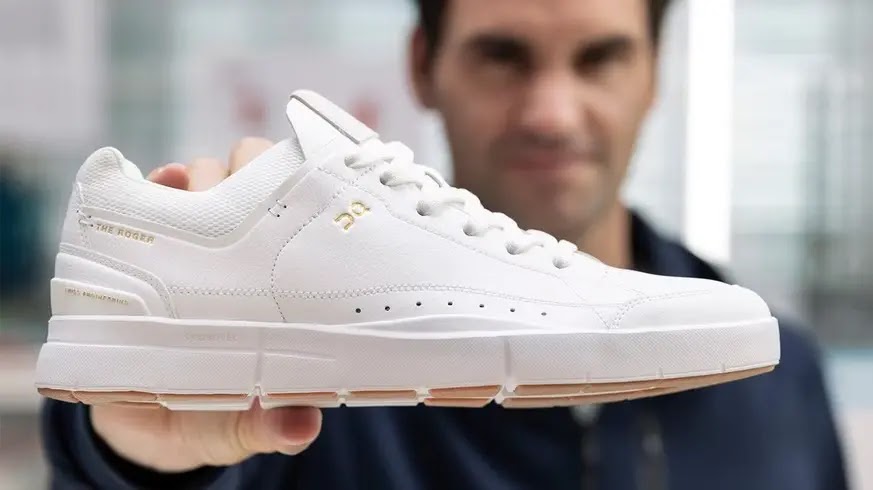 Roger Federer présentant une chaussure On Running