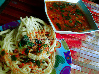  Menggoreng kerupuk mie kuning yang mekar dan renyah RESEP KERUPUK MIE KUNING BANJUR SAMBAL KUAH