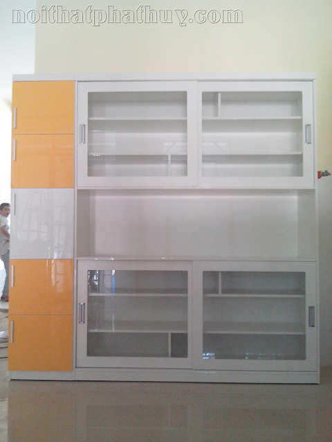 Thiết kế tủ bếp với cửa kéo bằng kính hiện đại, sang trọng 