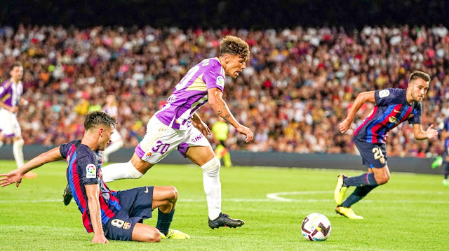 El debutante Roberto Arroyo supera a Pedri mientras Eric García corre a taparle. F. C. BARCELONA 4 REAL VALLADOLID C. F 0 Domingo 28/08/2022, 19:30 horas. Campeonato de Liga de 1ª División, jornada 3. Barcelona, Spotify Nou Camp: 83.972 espectadores. GOLES: 1-0: 24’, Lewandowski. 2-0: 43’, Pedri. 3-0: 64’, Lewandowski. 4-0: 90+2’, Sergi Roberto.