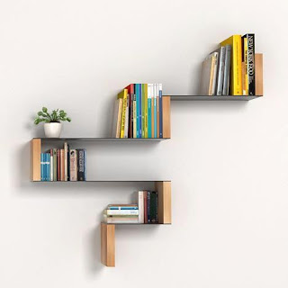 rak buku di dinding yang minimalis dan modern