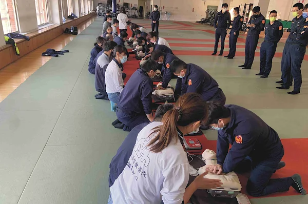 ▲彰基團隊指導彰化縣警局「員警創傷急救」課程 - CPR、AED教學。（彰基醫院提供）