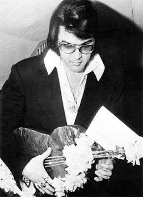 Elvis April 11, 1972: receiving the key to the city from Mayor Roy Webber in Roanoke on the plane