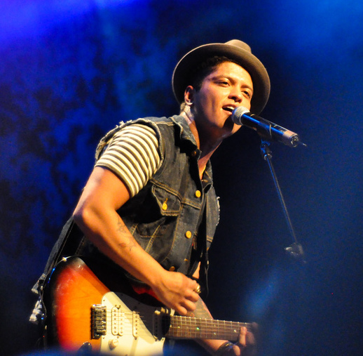 Bruno Mars – Grenade (Acoustic Live Version). I fuggs with dude.
