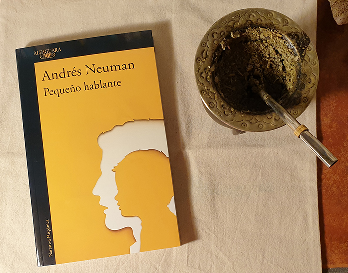 El nuevo libro de Neuman junto a un mate