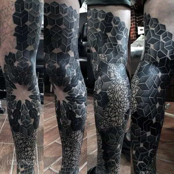 vemos una pierna con tatuajes geometricos