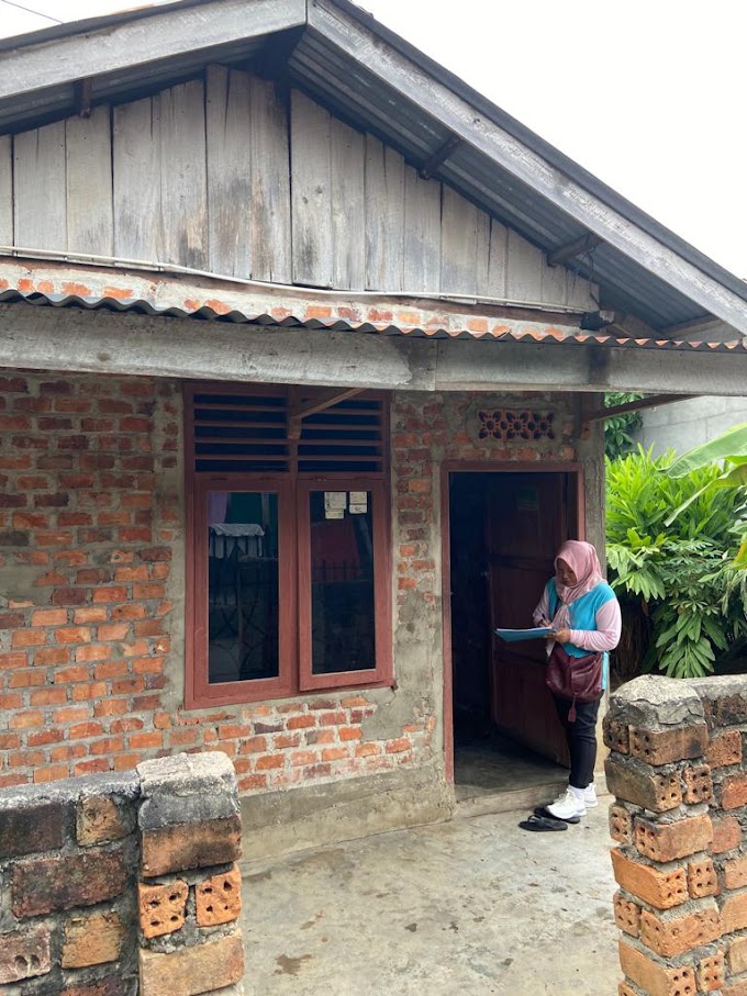 Lurah Mangga Besar (Asniliaty, S.Si, M.Si) Mengunjungi rumah-rumah warga yang kurang mampu di dalam lingkungan kelurahan Mangga Besar.