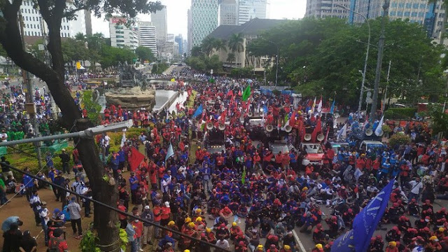 Massa Buruh Minta Masuk Istana dan Bertemu Jokowi