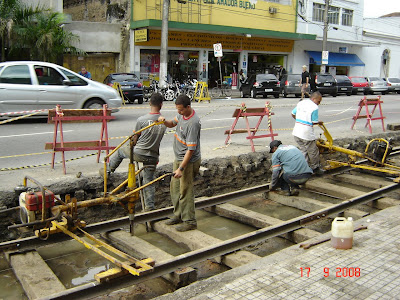 Instalação de trilhos para bonde em Santos - SP - Foto de Emilio Pechini em 17/09/2008