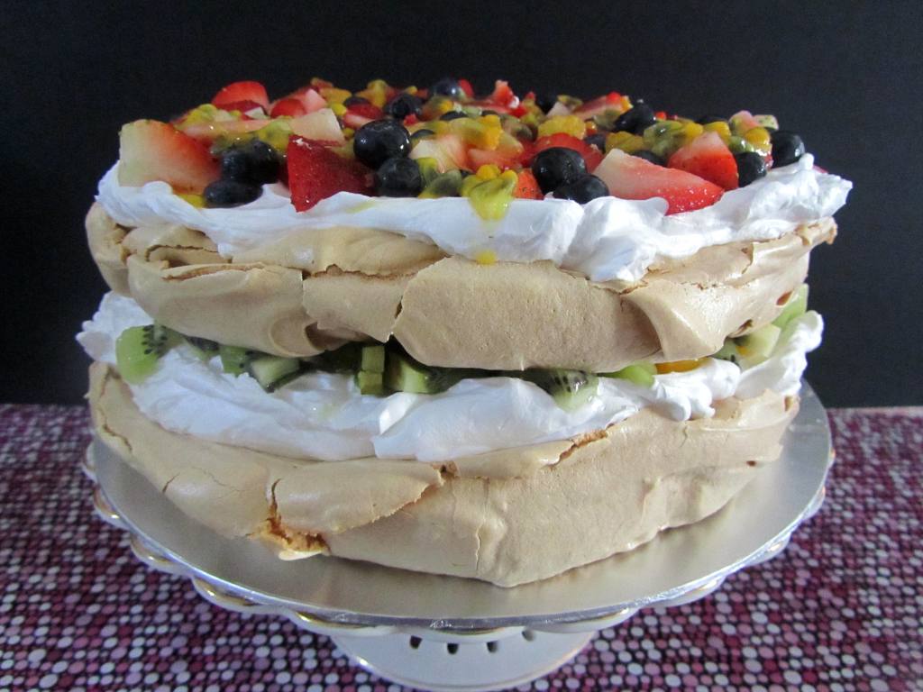 -: Jom order Pavlova.