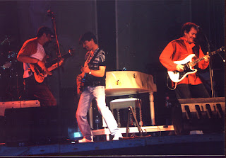 2000-JC con los Trípodes. Puede que esta foto esté tomada en un concierto de las primeras giras con esta formación. 1999/2000.