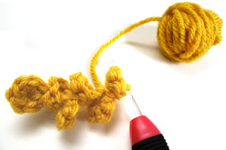 Crocheting a chain of coins #FreePattern #Crochet