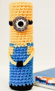 http://translate.googleusercontent.com/translate_c?depth=1&hl=es&rurl=translate.google.es&sl=auto&tl=es&u=http://www.petalstopicots.com/2013/08/crochet-minion-pencil-case/&usg=ALkJrhjiqNcEfsK7KL6JPvDpUki8NN2IKg