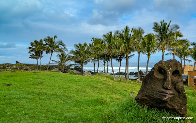 Estátua de pedra na praia de Poko-Poko, próxima ao Centro de Hanga Roa, Ilha de Páscoa