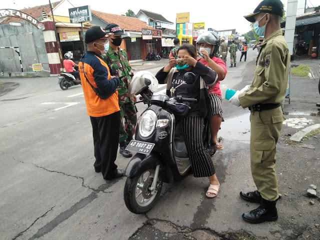 Koramil 08/Baki, Polsek Baki dan Satpol PP Kec. Baki Gencar Laksanakan Pembagian Masker Cegah Penyebaran Virus Covid-19