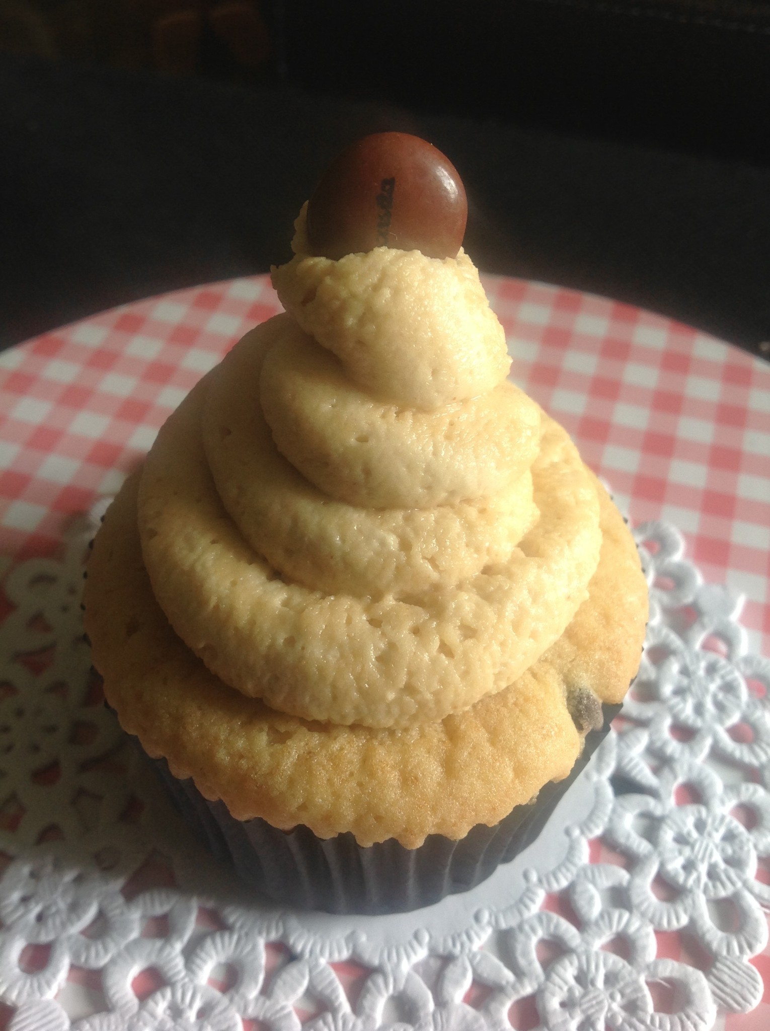 cupcakes de mantequilla de cacahuetes y mermelada de fresa