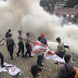 Massa Bakar Karangan Bunga di Gedung KPK