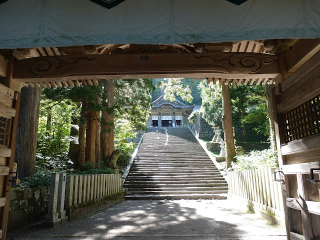 大神山神社の後ろ向き門