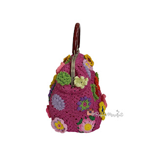 Crochet Granny Square Frame Bag atau Tas Rajut Pesta dengan Behel dan handle Kayu warna dasar fuchia dengan berbagai macam model granny square bunga