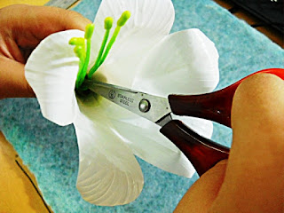 Gambar Bunga Lili Cantik Dari Sedotan Plastik Bekas