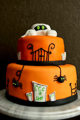 This is a simple design that you can imitate to make your own cake. Do you think you can make a Halloween cake like this?